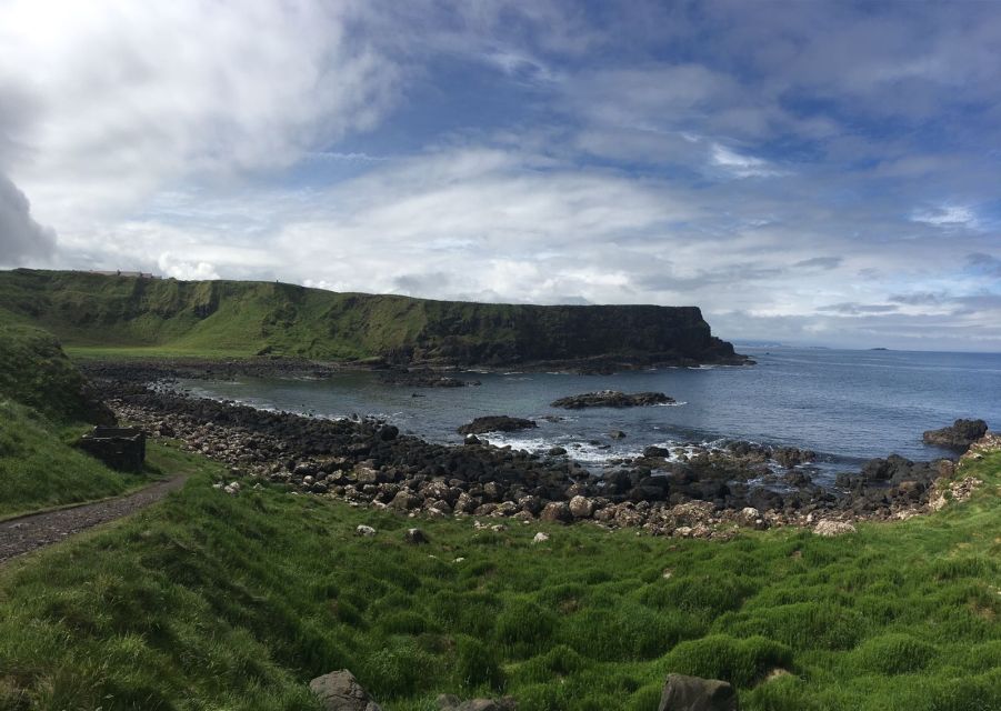 Belfast and Giant's Causeway in Italian or Spanish - Belfast’s guided highlights: murals, Peace Wall, and key landmarks
