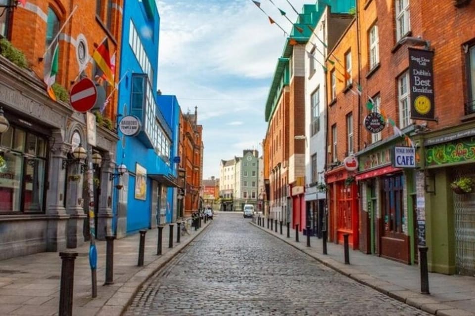 Dublin: Highlights and Hidden Gems Walking Tour - College Green and Trinity College Grounds: Politics, Then Academia