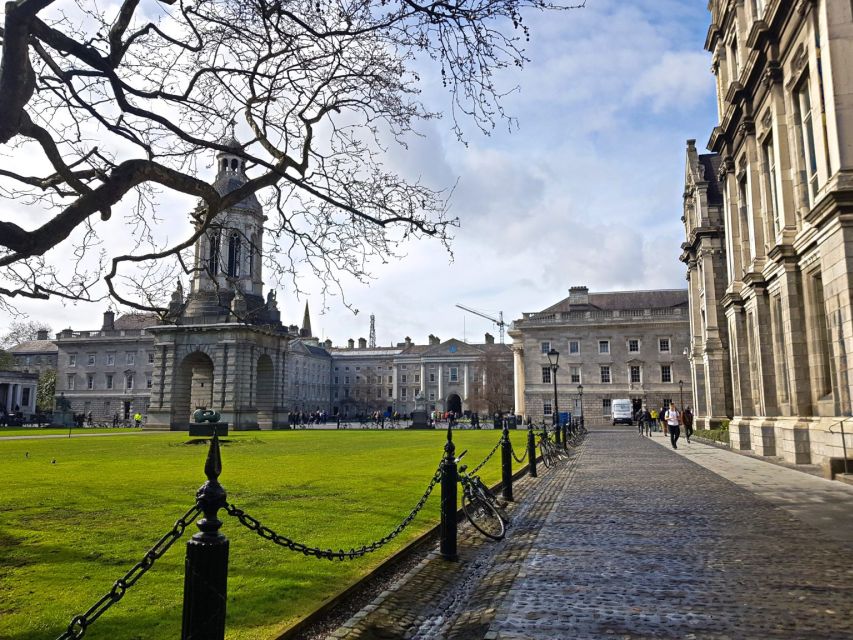 Dublin: Historical and Cultural Historical Walking Tour - College Green (15 minutes) and Trinity College: where the academic vibe takes over