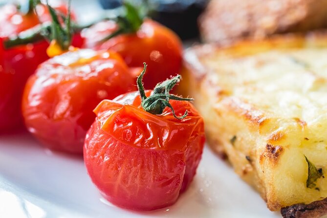 Dublin Historical Centre Private Food Tour with 8 Food Tastings - Stop 5: Temple Bar area lunch at 20 Temple Ln S with soda bread