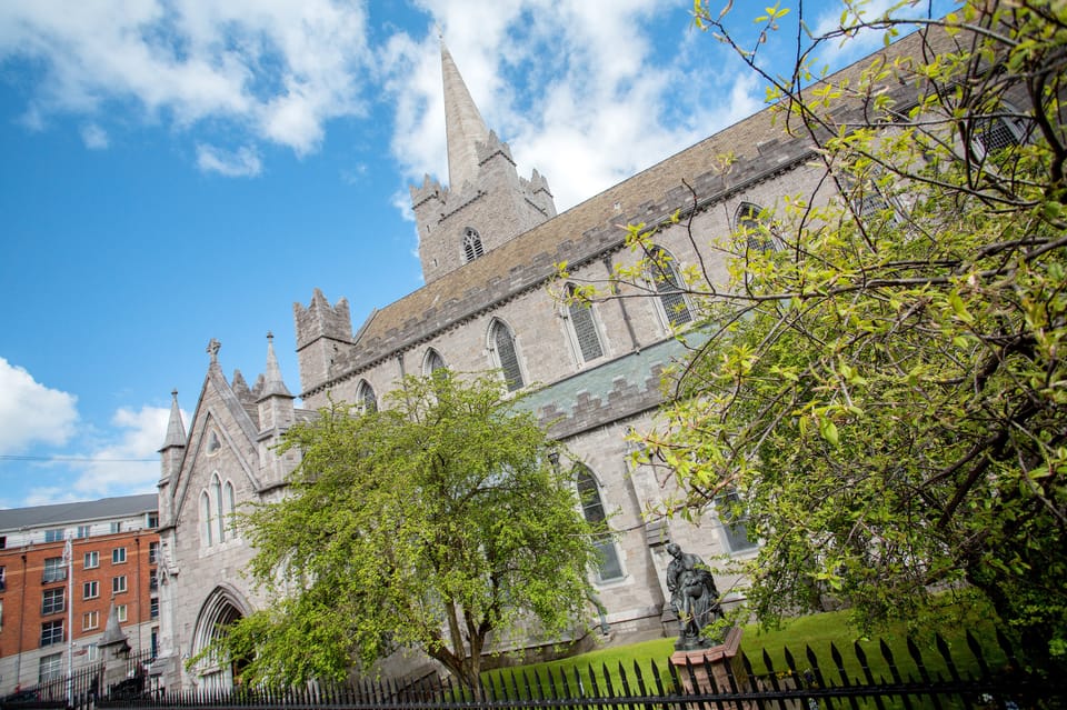 Dublin: Hop-on Hop-off Tour with Live German Commentary - Museums, Kilmainham Gaol, and Phoenix Park: more Dublin than the postcards