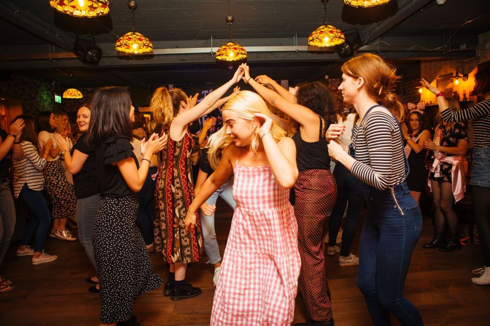 Dublin: Irish Music and Dance Show with Dance Lesson - What to bring for a smooth night out