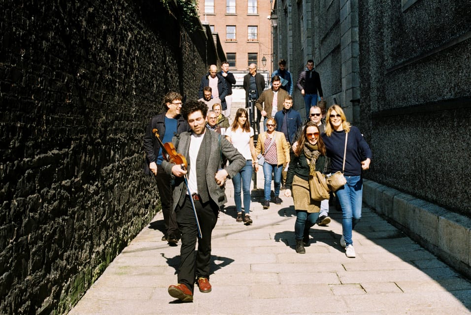 Dublin: Irish Music Walking Tour with Live Performance - The walking pace and how breaks show up