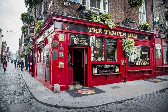 Dublin Old Town: Famous Pubs Exploration Game and Tour - Quick take on this Dublin Old Town pub mystery