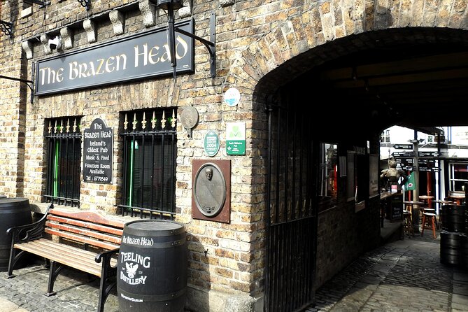 Dublin Old Town: Famous Pubs Exploration Game and Tour - The big idea: a pub scavenger hunt you control