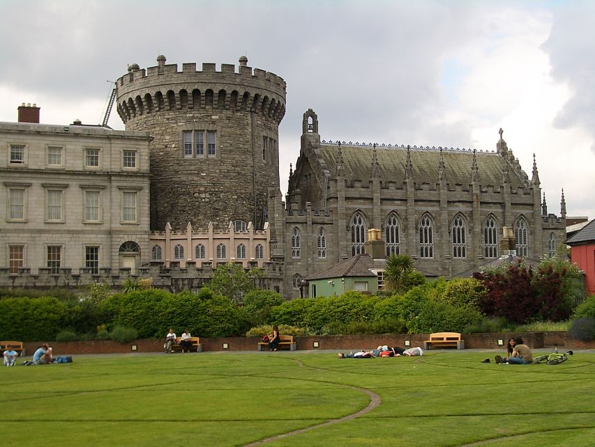 Dublin: Private Tour of City Monuments in Spanish - Stop by stop in Dublin: from City Hall to Temple Bar and Dublin Castle