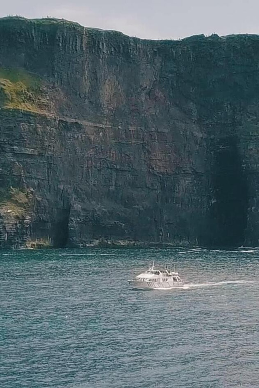 From Dublin: Galway + Cliffs of Moher Boat Cruise in Spanish - The return to Dublin: watch the countryside, not the clock