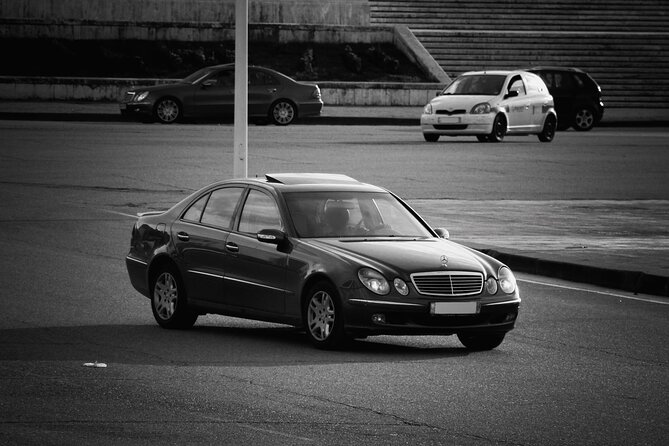 Private Sedan (4 seats) Transfer from Dublin Airport to Dublin City Center - Where your driver waits: Dublin Airport arrivals hall and your name sign