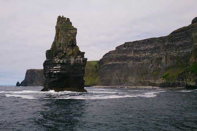 Private tour to the Cliffs of Moher guided in Spanish - Poulnabrone Dolmen: A Calm Stop for Ancient Stone