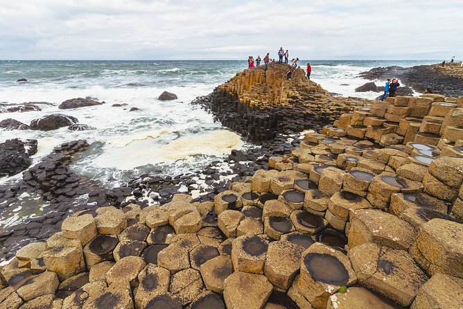 Spanish Belfast And Giants Causeway Tour - Belfast by bus and on your own: murals, the Peace Wall, and the big-name sights