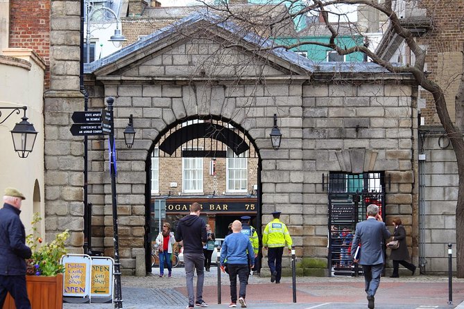 The Best of Dublin - Highlights and Hidden Corners - Cathedral Stop and City Hall: Power, Faith, and Daily Dublin