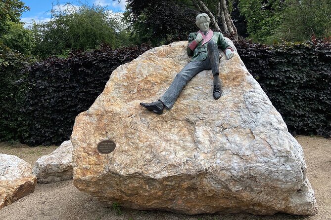 Turtle Bunbury's Dublin: A Self-Guided Audio Tour from a Celebrated Author - Oscar Wilde Moments: Statue and Oscar Wilde House