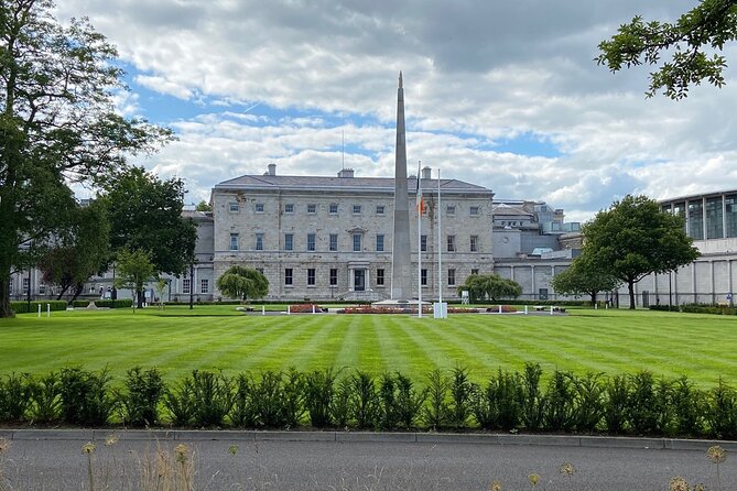 Turtle Bunbury's Dublin: A Self-Guided Audio Tour from a Celebrated Author - Kennedy’s Pub and the Trinity College Plan