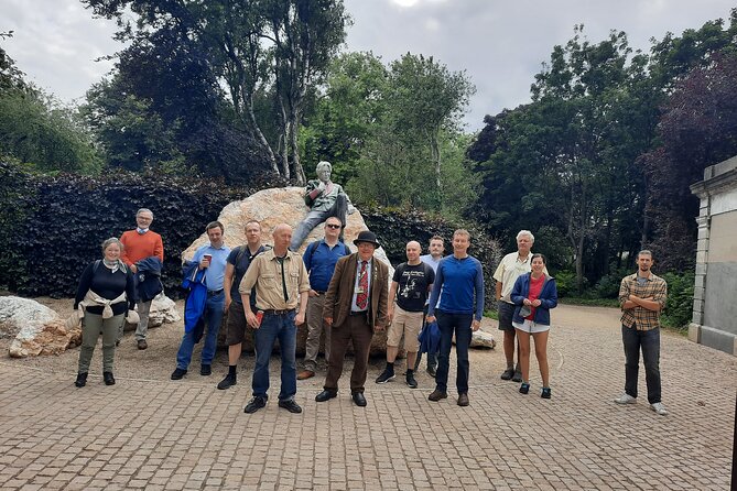 Walking tour in Merrion Square Park with a pint of Guinness Dublin Rogues Tour - Meet Your Guide and Set the Tone for the Stories