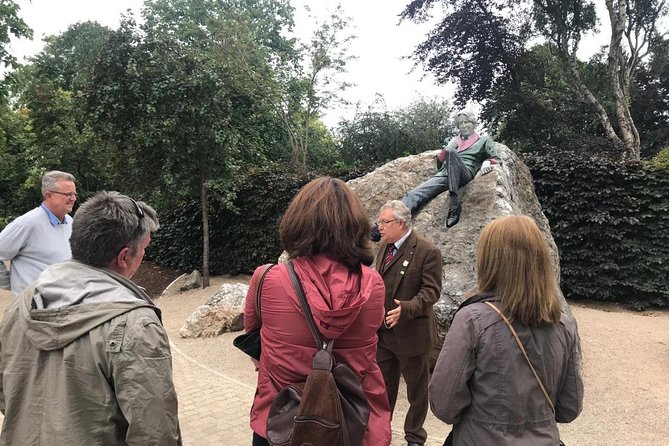 Walking tour in Merrion Square Park with a pint of Guinness Dublin Rogues Tour - What Makes the Facts Feel Easy (and Not Like Homework)